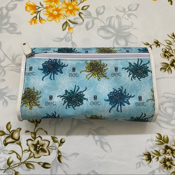 Travel Bag Foldable Makeup Toiletries Clutch - Picture 2 of 10